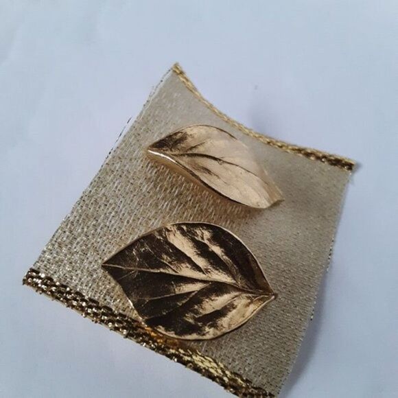 Vintage Women's Leaf Botanical Earrings Medium Gold Tone - Picture 9 of 10